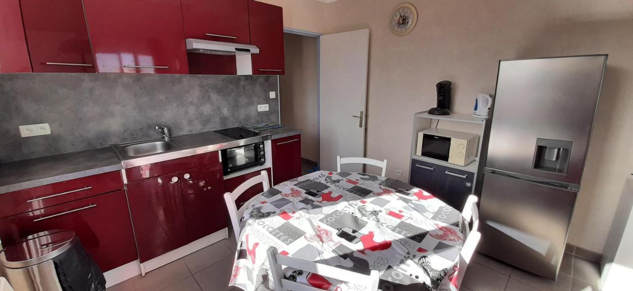 Le Miramar Appartement Face A La Mer - Balcon - Clim Сен-Сиприен Экстерьер фото
